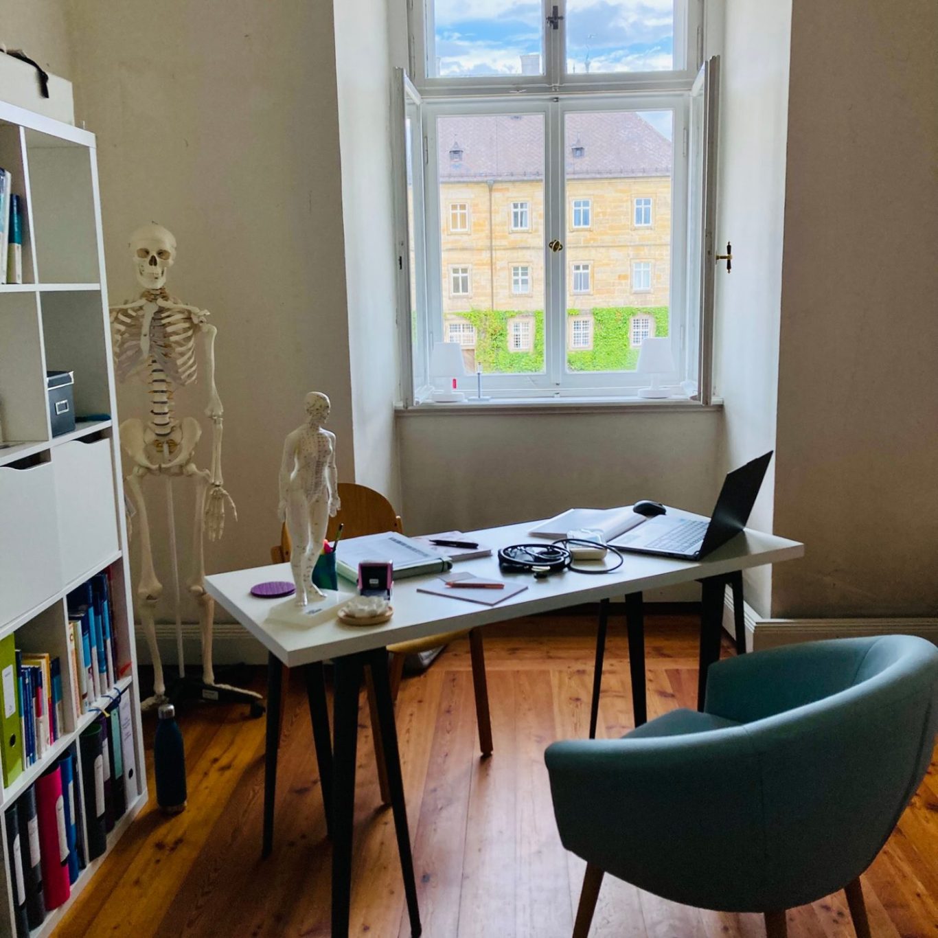 Behandlungszimmer mit Blick in den Schlosshof